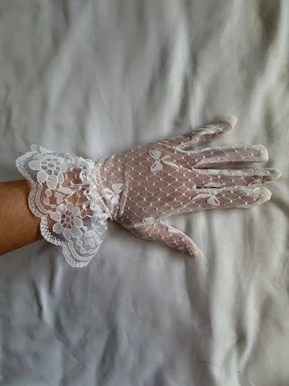 Vintage Style White Lace Wrist-Length Formal Gloves with Ruffle Trim